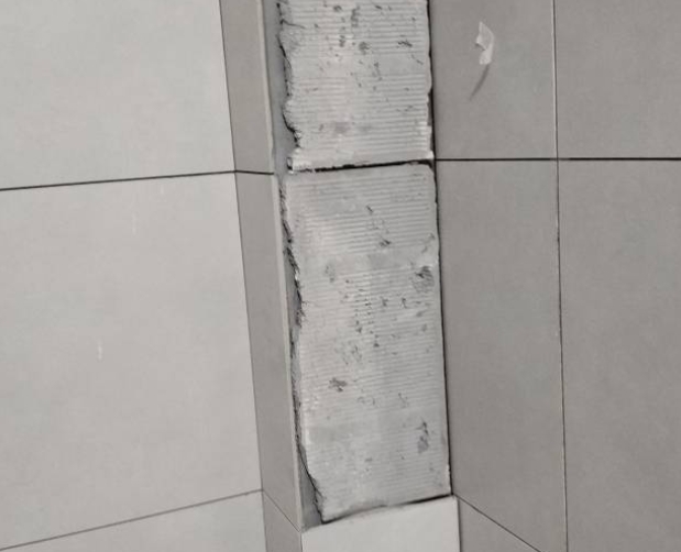 安达瓷砖空鼓维修公司分享下瓷砖施工前基层浇水润湿程度不足，可能导致以下问题